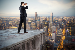 pretection1export Homme regardant au loin