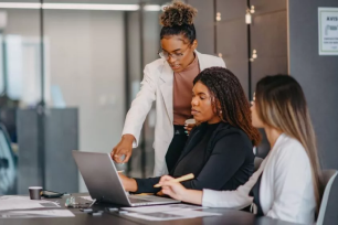 protection2export equipe reunis autour d'un pc